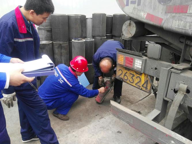 对油罐车消防器材以及静电接地拖带进行检查.